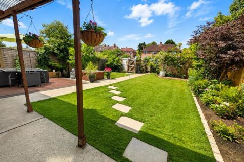 40 Manor Way - Garden.jpg