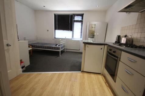 Studio flat on High Street, Uxbridge, UB8, £1,075/mo