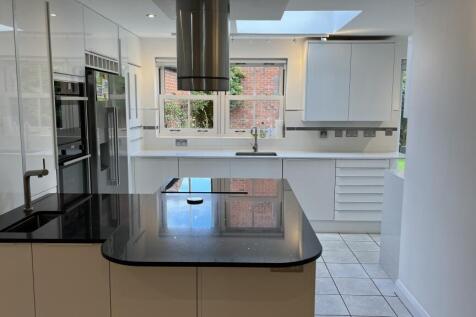 Barrie Close, Stratford-upon-avon, Warwickshire photo 2