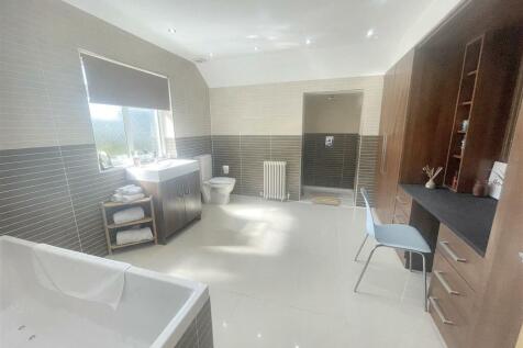 Ensuite &amp; Dressing Room