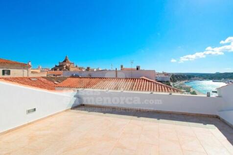 House with garage, lift and sea views in Mahón