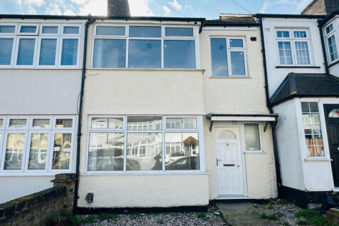 Spacious 3 Bedroom House in Hornchurch on Benets 