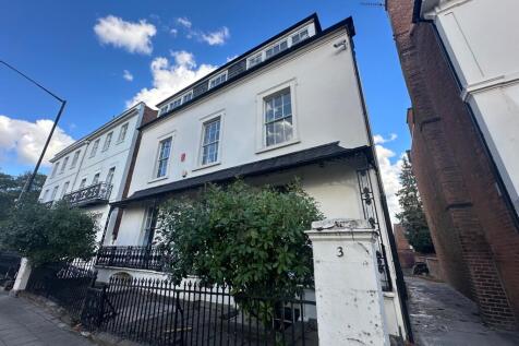 3-bed flat on Basement floor, 3 Clarendon Place, Leamington Spa, £1,800/mo