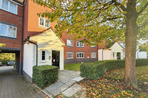 2-bed flat on Nodeway Gardens, Welwyn, £1,375/mo