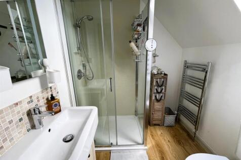 EN-SUITE SHOWER ROOM