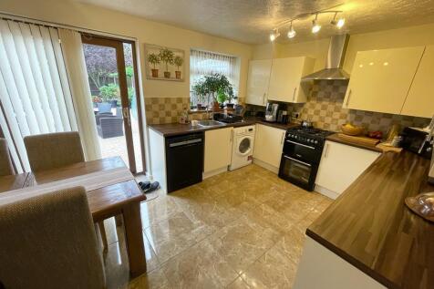LILIAN GROVE, COSELEY. WV14 photo 4