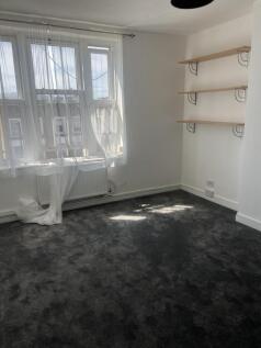 3 bed split-level flat to rent Queens Crescent, L