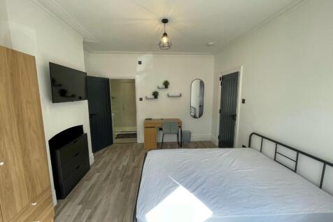 Room 1 at £825pcm 