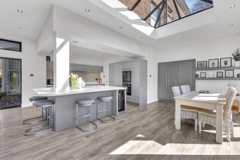 Open-plan kitchen/dining/family area