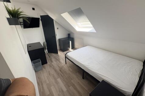 Room 6 at £650 pcm