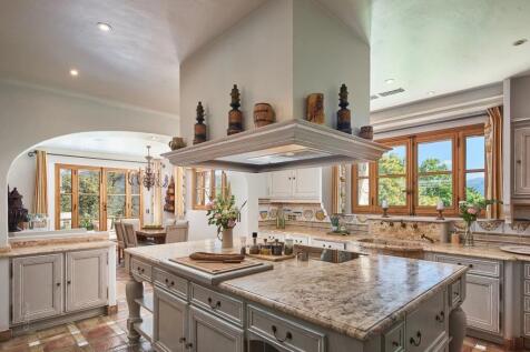 Kitchen Kitchen island Tile Wooden floor