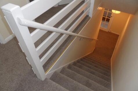 Petersham Close NEWPORT PAGNELL photo 5