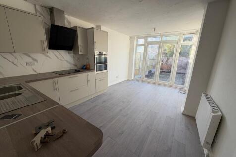 Endsleigh Gardens, Ilford, Essex, IG1 photo 5