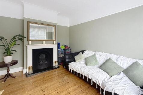 4 - Living Room.jpg