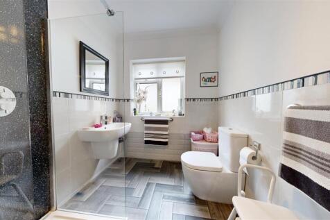 SHOWER ROOM.jpg