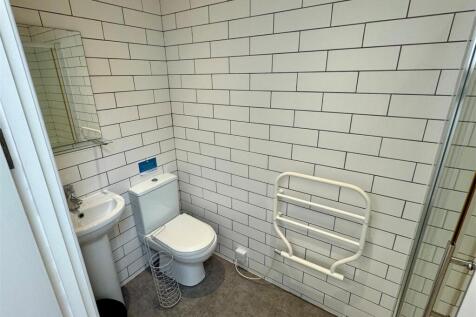 11 Drydock Shower Room