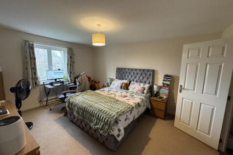 Stone Court, Worth, Crawley, RH10 photo 4
