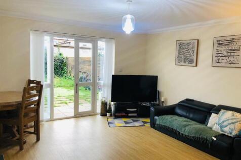 3 bed 2 bath house for rent in Forest Gate E7.