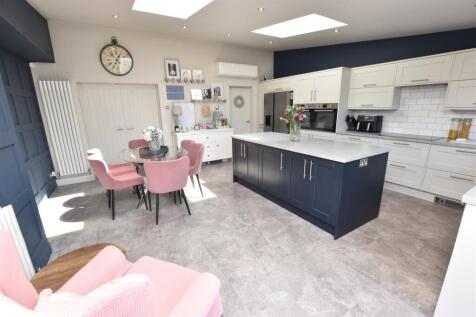 LIVING KITCHEN DINER
