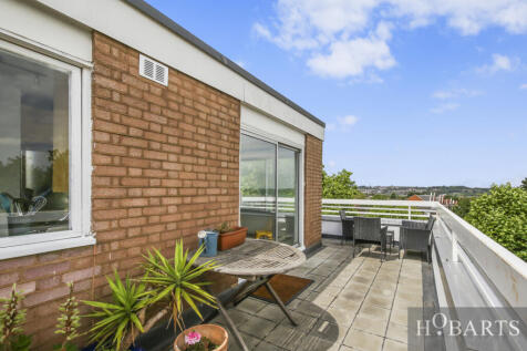 Penthouse Studio with Skyline Views &amp; Terrace