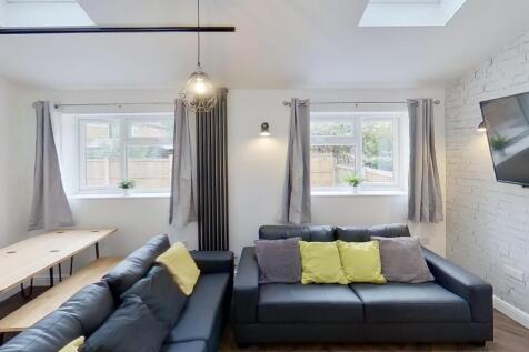 6-bed semi-detached on Fletcher Road, Beeston NG9, £3,640/mo
