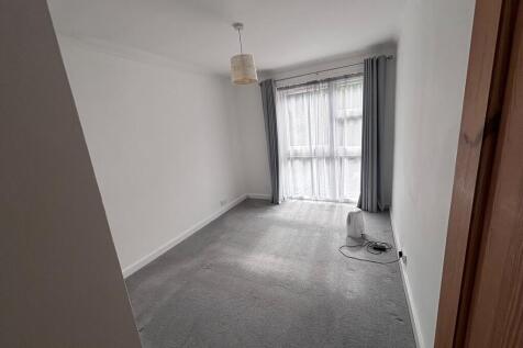 Harestone Valley Road, Caterham photo 5