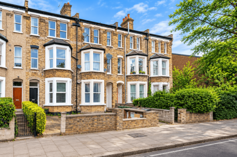 3 Double Bedrooms, Split Level Flat to Rent near 