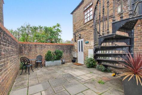 Courtyard Patio Area