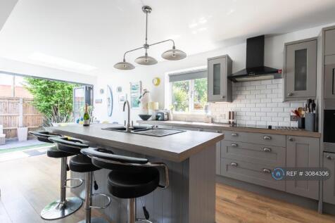 2-bed terraced on Somerset Close, Hersham, Walton-On-Thames, KT12, £2,400/mo