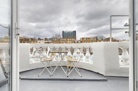 Sunny private roof terrace with a small bistro ...