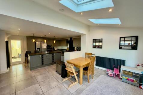 Highthorne Drive, Shadwell, Leeds photo 3