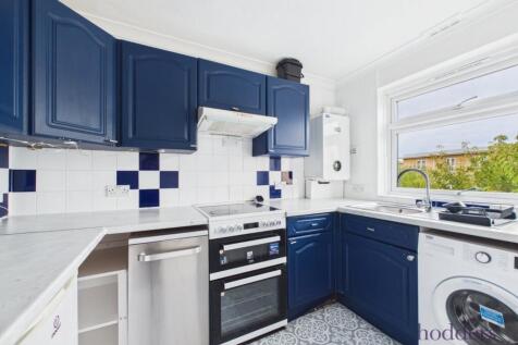 2-bed flat on Chertsey, Surrey, KT16, £1,500/mo