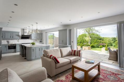 18 - Oakwood House - GL54 4NQ - Web.jpg