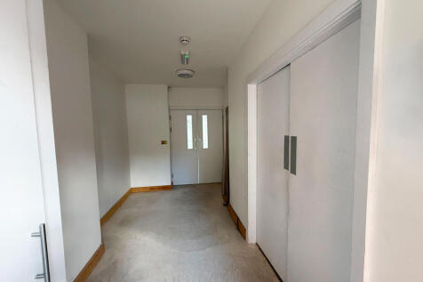 Retail Property (high street) to rent Image 3