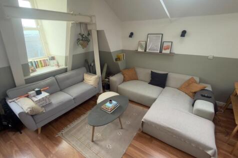 2-bed flat on Albion Place, £1,100/mo