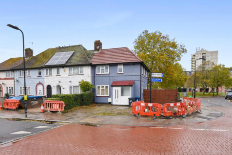 Lovely 3 bedroom end of terrace corner Plot