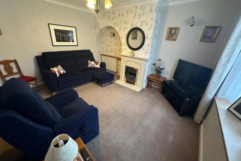 LIVING ROOM 15' x 11'8