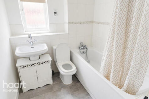 Hevingham Drive, Romford photo 4