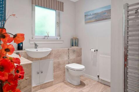 4 bed, 2 bath Detached in Leeds - Photo 16