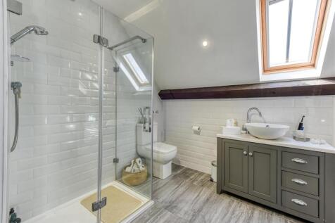 The Gatehouse-bed1 ensuite2.jpg