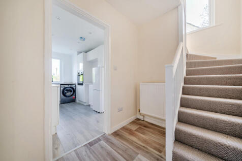 Heathyfields Road, Farnham, Surrey, GU9 photo 3