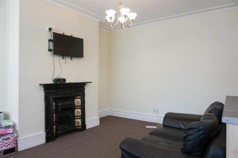 3-bed house on Elsham Terrace, Leeds, £1,235/mo