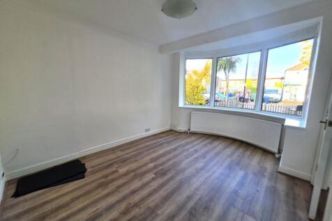 3-bed house on Thames Avenue, Perivale, Greenford, UB6, £2,300/mo