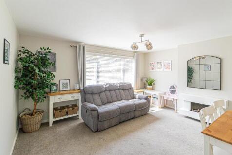 Lounge &amp; Dining Room