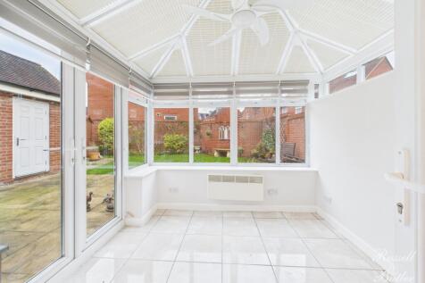 CAM02127G0-PR0366-STILL021