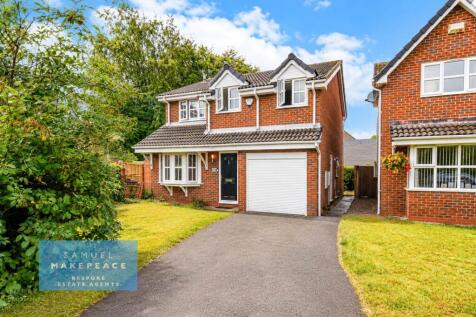 Four bed detached house with large rear garden