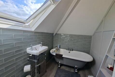 MASTER BEDROOM WITH EN-SUITE BATHROOM