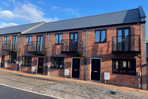 3-bed terraced on Peterhouse Close, Wolverhampton, West Midlands, WV10, £1,175/mo