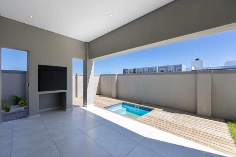 Outdoor patio, built in braai and pool
