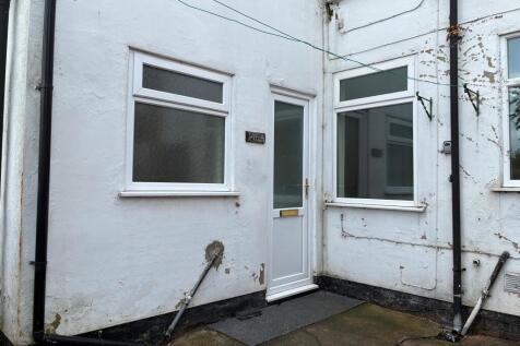 1-bed flat on Lynncroft, £650/mo